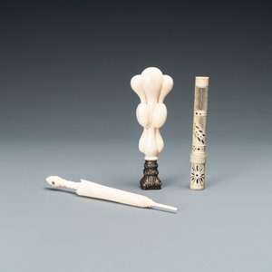 Un parapluie miniature de type 'Stanhope' avec vues microscopiques des monuments de Paris, un cachet en ivoire et un porte-aiguille en os, 19ème — photo 1