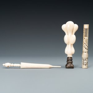 Un parapluie miniature de type 'Stanhope' avec vues microscopiques des monuments de Paris, un cachet en ivoire et un porte-aiguille en os, 19ème — photo 2