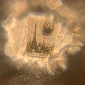 Un parapluie miniature de type 'Stanhope' avec vues microscopiques des monuments de Paris, un cachet en ivoire et un porte-aiguille en os, 19ème — photo 8