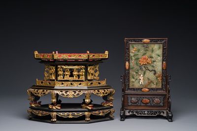 Un paravent de table en bois monté de pierres précieuses et un retable ou 'chanab' pour le marché du Détroit ou de Peranakan, Chine, 19/20ème — photo 1