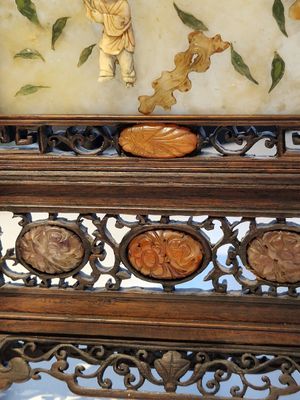 Un paravent de table en bois monté de pierres précieuses et un retable ou 'chanab' pour le marché du Détroit ou de Peranakan, Chine, 19/20ème — photo 6