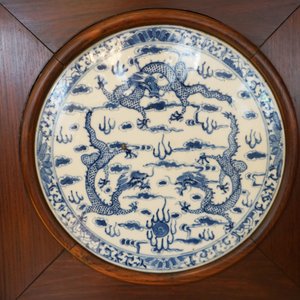 Un paravent en bois orné de plaques en porcelaine de Chine en bleu et blanc, 19ème — photo 13