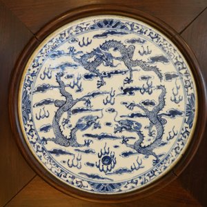 Un paravent en bois orné de plaques en porcelaine de Chine en bleu et blanc, 19ème — photo 18