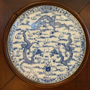 Un paravent en bois orné de plaques en porcelaine de Chine en bleu et blanc, 19ème — photo 19