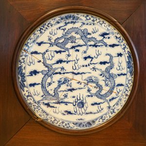 Un paravent en bois orné de plaques en porcelaine de Chine en bleu et blanc, 19ème — photo 20