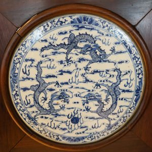 Un paravent en bois orné de plaques en porcelaine de Chine en bleu et blanc, 19ème — photo 22