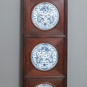 Un paravent en bois orné de plaques en porcelaine de Chine en bleu et blanc, 19ème — photo 4