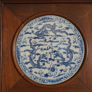 Un paravent en bois orné de plaques en porcelaine de Chine en bleu et blanc, 19ème — photo 9