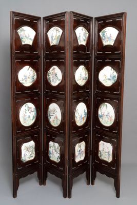 Un paravent en bois orné de plaques en porcelaine de Chine famille rose, République