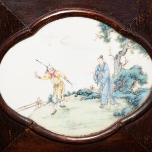 Un paravent en bois orné de plaques en porcelaine de Chine famille rose, République — photo 15