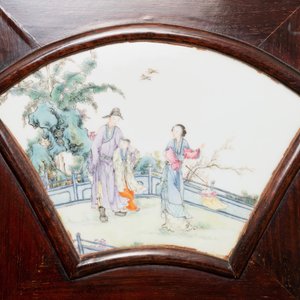 Un paravent en bois orné de plaques en porcelaine de Chine famille rose, République — photo 17