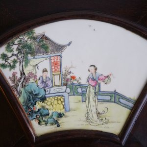 Un paravent en bois orné de plaques en porcelaine de Chine famille rose, République — photo 20