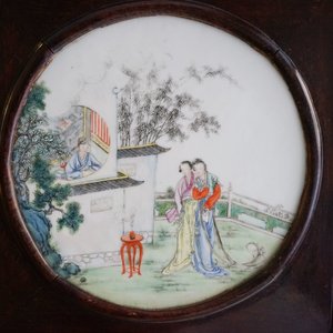 Un paravent en bois orné de plaques en porcelaine de Chine famille rose, République — photo 27