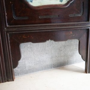Un paravent en bois orné de plaques en porcelaine de Chine famille rose, République — photo 29