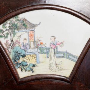 Un paravent en bois orné de plaques en porcelaine de Chine famille rose, République — photo 3