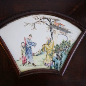 Un paravent en bois orné de plaques en porcelaine de Chine famille rose, République — photo 25