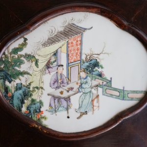 Un paravent en bois orné de plaques en porcelaine de Chine famille rose, République — photo 26
