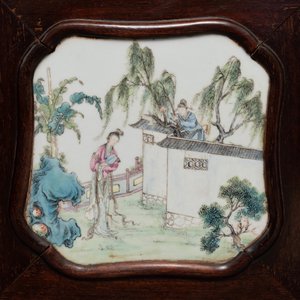 Un paravent en bois orné de plaques en porcelaine de Chine famille rose, République — photo 8
