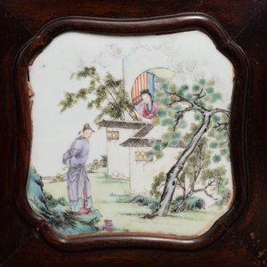 Un paravent en bois orné de plaques en porcelaine de Chine famille rose, République — photo 9