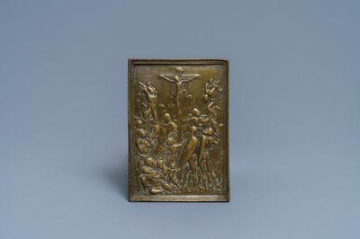 Un pax en bronze avec une plaquette représentant 'La Crucifixion' d'après Moderno, Italie, vers 1500
