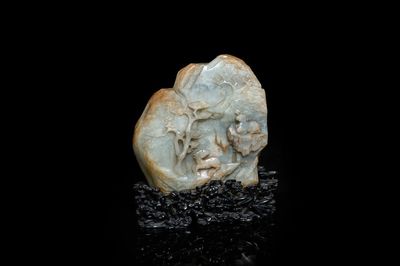 Un paysage montagneux aux cerfs et grues sculpté en jade céladon et rouille, Qing