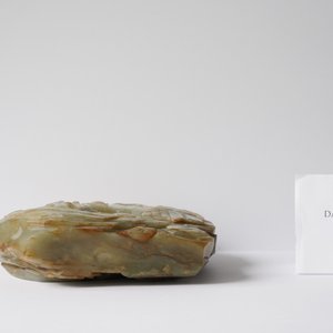 Un paysage montagneux aux cerfs et grues sculpté en jade céladon et rouille, Qing — photo 11