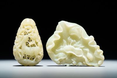 Un pendentif ajouré en jade céladon et une feuille de lotus figurant deux oiseaux, Chine, 19/20ème