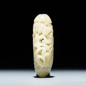 Un pendentif ajouré en jade céladon et une feuille de lotus figurant deux oiseaux, Chine, 19/20ème — photo 5