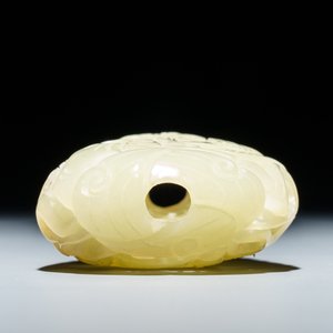Un pendentif ajouré en jade céladon et une feuille de lotus figurant deux oiseaux, Chine, 19/20ème — photo 8