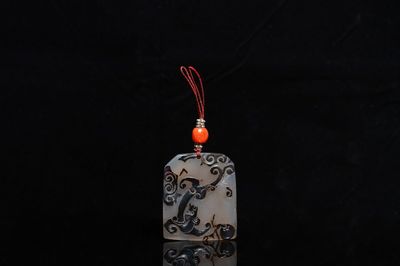 Un pendentif en agate sculptée à décor d'un dragon, Chine, 18/19ème