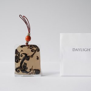 Un pendentif en agate sculptée à décor d'un dragon, Chine, 18/19ème — photo 3