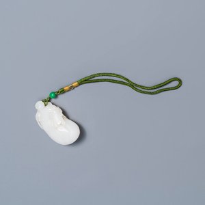 Un pendentif en jade blanc figurant un singe sur une pochette, Qing — photo 1