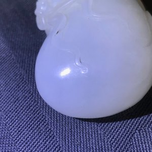 Un pendentif en jade blanc figurant un singe sur une pochette, Qing — photo 11