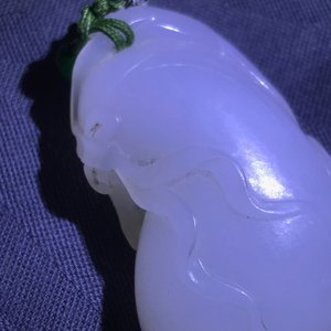 Un pendentif en jade blanc figurant un singe sur une pochette, Qing — photo 12