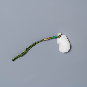 Un pendentif en jade blanc figurant un singe sur une pochette, Qing — photo 2