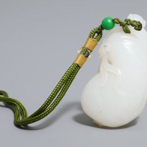 Un pendentif en jade blanc figurant un singe sur une pochette, Qing — photo 4