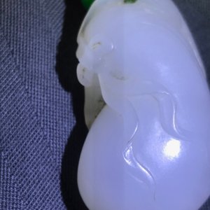 Un pendentif en jade blanc figurant un singe sur une pochette, Qing — photo 9