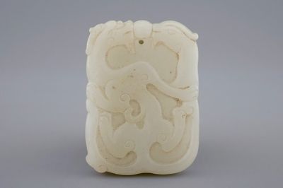 Un pendentif en jade blanc sculpté aux dragons et phénix, 19/20ème