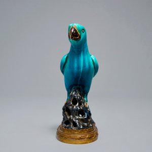 Un perroquet en porcelaine de Chine émaillé turquoise monté sur socle en bronze doré, Kangxi — photo 3