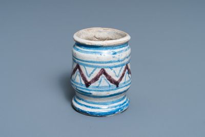 Un petit albarello en bleu, blanc et manganèse, majolique d'Anvers ou des Pays-Bas du Nord, 16/17ème