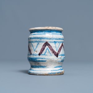 Un petit albarello en bleu, blanc et manganèse, majolique d'Anvers ou des Pays-Bas du Nord, 16/17ème — photo 3