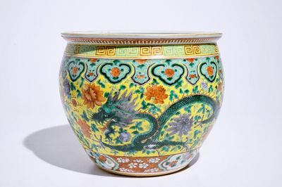 Un petit aquarium à décor de dragons en porcelaine de Chine famille verte sur fond jaune, 19ème