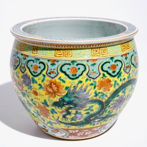Un petit aquarium à décor de dragons en porcelaine de Chine famille verte sur fond jaune, 19ème — photo 11