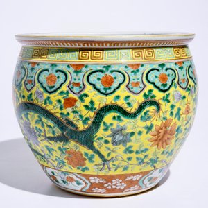 Un petit aquarium à décor de dragons en porcelaine de Chine famille verte sur fond jaune, 19ème — photo 2