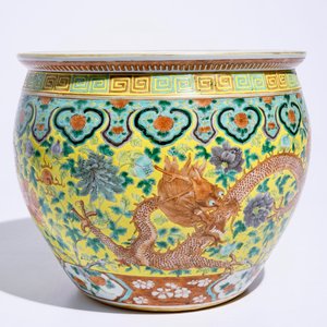 Un petit aquarium à décor de dragons en porcelaine de Chine famille verte sur fond jaune, 19ème — photo 3