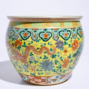 Un petit aquarium à décor de dragons en porcelaine de Chine famille verte sur fond jaune, 19ème — photo 4