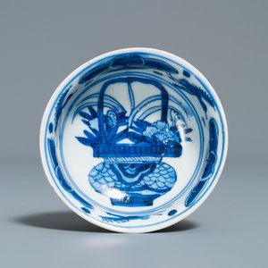 Un petit bol en porcelaine de Chine en bleu et blanc de type kraak, marque d'une aigrette, Wanli — photo 1