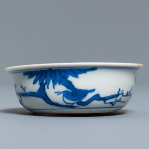 Un petit bol en porcelaine de Chine en bleu et blanc de type kraak, marque d'une aigrette, Wanli — photo 4