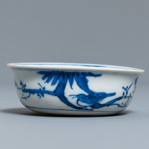 Un petit bol en porcelaine de Chine en bleu et blanc de type kraak, marque d'une aigrette, Wanli — photo 6
