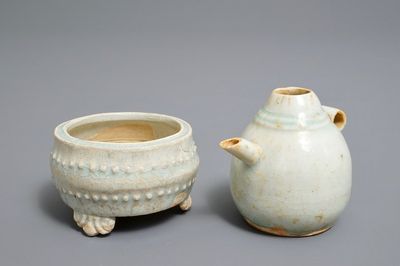 Un petit brûle-parfum tripod et un compte-gouttes en porcelaine de Chine qingbai, Song ou Yuan